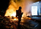 Массовые протесты во Франции перерастают в беспорядки и могут сыграть на руку партии Марин Ле Пен