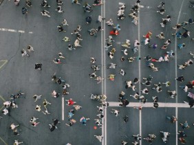Почему почти все люди поворачивают влево при ходьбе — и мы до сих пор не знаем почему