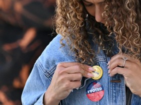 Молодые избиратели боятся массовых расстрелов, но расколоты из-за контроля над оружием Молодые избиратели боятся массовых расстрелов, но расколоты из-за контроля над оружием