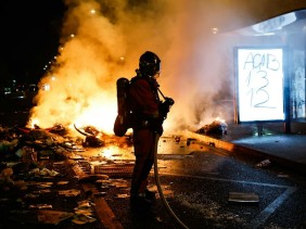 Массовые протесты во Франции перерастают в беспорядки и могут сыграть на руку партии Марин Ле Пен Массовые протесты во Франции перерастают в беспорядки и могут сыграть на руку партии Марин Ле Пен