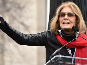 Умерла Глория Стайнем — и оставила после себя мир, где женщины стали слышнее Умерла Глория Стайнем — и оставила после себя мир, где женщины стали слышнее